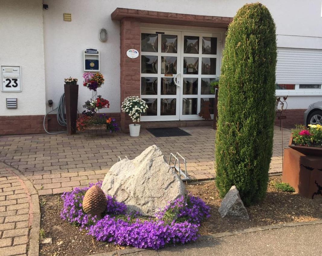 Hotel Gästehaus Glück wir haben immer Eintrittskarten für den Europa-Park für Sie! Rust Exterior foto